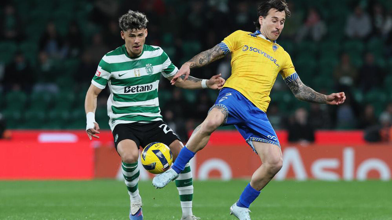 Maxi Araújo em ação durante o Sporting-Estoril