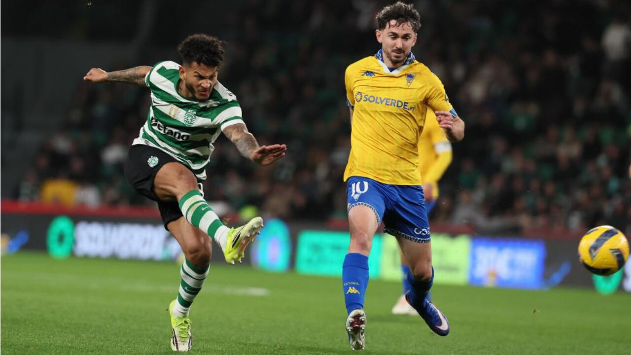 Luis Suárez remata perante Holsgrove