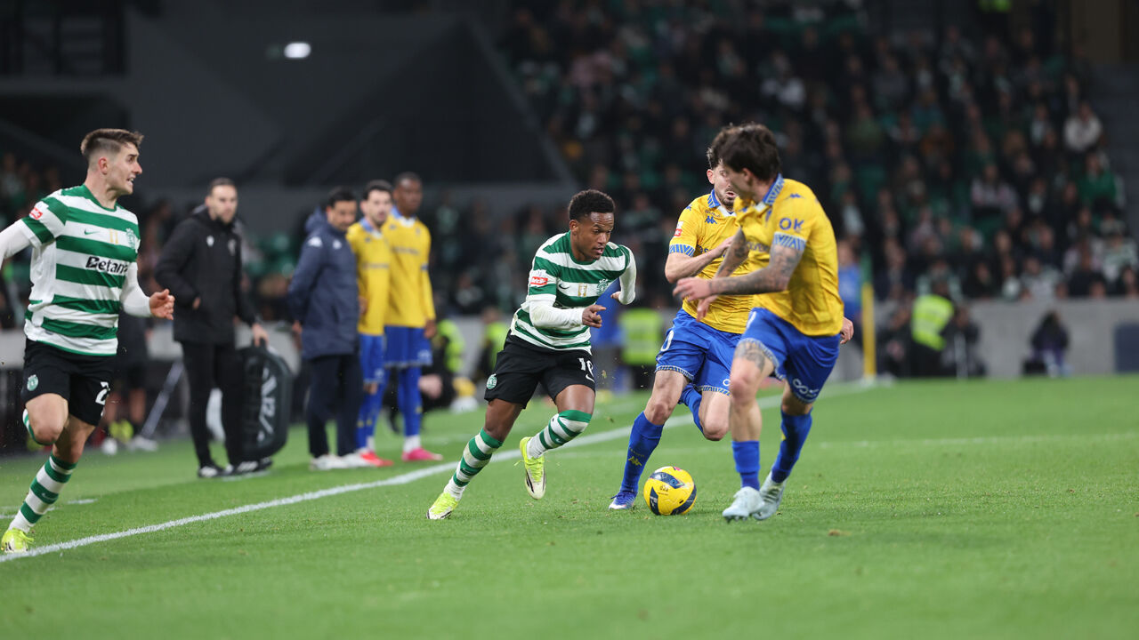 Os jogadores em ação durante o Sporting-Estoril
