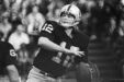 O 'quarterback' dos Raiders, Ken Stabler, prepara-se para lançar a bola
