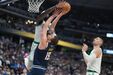 Neemias Queta em ação nos Celtics frente aos Nuggets