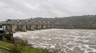 O impressionante caudal do rio Douro que obriga à abertura das comportas da Barragem de Crestuma