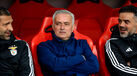 José Mourinho sentado no banco de suplentes do Benfica ao lado dos seus assistentes
