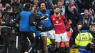 Jogadores do Manchester United festejam com Bruno Fernandes após vitória contra o Tottenham.
