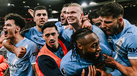 Jogadores do Manchester City celebram golo de Haaland, frente ao Liverpool, já nos descontos