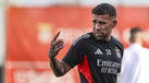 Otamendi durante um treino no Benfica Campus