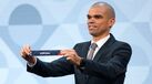 Pepe exibe o nome "Portugal" no sorteio da Liga das Nações
