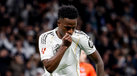 Vinícius Jr beija o símbolo do Real Madrid após marcar frente à Real Sociedad