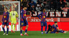Jogadores do Barcelona desolados 