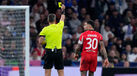 Slavko Vincic mostra cartão amarelo a Otamendi durante o Real Madrid-Benfica