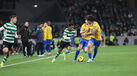 Os jogadores em ação durante o Sporting-Estoril