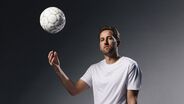 Harry Kane domina a bola para campanha publicitária