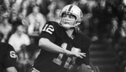 O 'quarterback' dos Raiders, Ken Stabler, prepara-se para lançar a bola