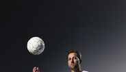 Harry Kane posa com uma bola de futebol e equipamento da Skechers