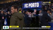 Adeptos do FC Porto atiram camisola do Atlético Madrid à cara de Hjulmand