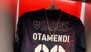 Otamendi mostra o equipamento que o Benfica vai estrear esta tarde