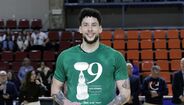 Brandon Johns com o troféu de MVP da Taça de Portugal