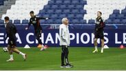 Mourinho no treino do Benfica no Santiago Bernabéu
