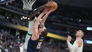 Neemias Queta em ação nos Celtics frente aos Nuggets