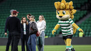 Sydney Sweeney a jogar futebol no relvado de Alvalade após o Sporting-Estoril