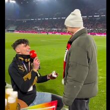 <![CDATA[ Árbitro alemão que pediu namorado em casamento em estádio agredido violentamente em casa ]]>