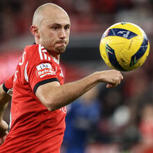 <![CDATA[ Alerta no Benfica: Aursnes lesiona-se no treino e é baixa para os Açores ]]>