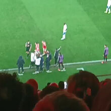 <![CDATA[ Ambiente quente na Luz: banco do Benfica protestou muito e árbitro mostrou amarelo a Mourinho ]]>