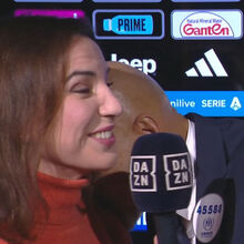 <![CDATA[ Insólito: Spalletti beija jornalista na flash interview... para explicar utilização do VAR ]]>