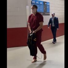 <![CDATA[ Mark Hollins em protesto contra Trump: craque dos Patriots chegou ao Super Bowl... acorrentado e algemado ]]>