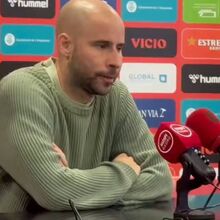 <![CDATA[ Treinador espanhol demite-se após familiares serem agredidos na bancada  ]]>