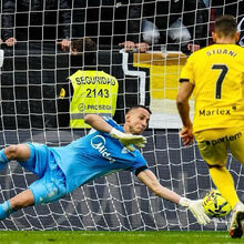 <![CDATA[ Vlachodimos defende penálti com ajuda... da mulher ]]>