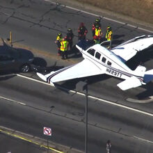<![CDATA[ Avioneta colide com carros ao aterrar de emergência em estrada nos EUA ]]>