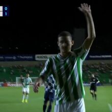 <![CDATA[ Avançado que passou por Portugal desiste de jogada ao aperceber-se da lesão do adversário e é vaiado ]]>