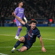 <![CDATA[ Chapéu (de cabeça) e túnel: a dupla maldade de João Neves ao jogador do Marselha ]]>