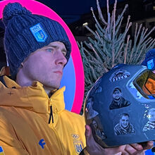 <![CDATA[ Atleta ucraniano contraria COI e usa capacete com fotos de atletas mortos nos Jogos de Inverno ]]>