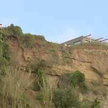 <![CDATA[ Deslizamento de terras obrigou à retirada de 31 pessoas na Costa da Caparica ]]>