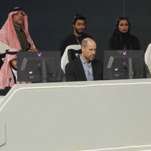 <![CDATA[ Príncipe William participa em torneio de eSports durante visita à Arábia Saudita ]]>
