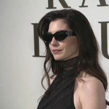 <![CDATA[ Anne Hathaway, Lana Del Rey e Ariana DeBose brilham no desfile da Ralph Lauren ]]>
