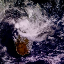 <![CDATA[ Imagens de satélite mostram ciclone Gezani a atravessar Madagáscar: há pelo menos 20 mortos ]]>