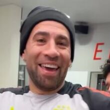 <![CDATA[ A entrar nos 38 com muita... algazarra: Otamendi sopra as velas no Seixal e colegas não perdoam ]]>