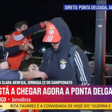 <![CDATA[ Euforia na chegada do Benfica aos Açores... com direito aos parabéns a Otamendi ]]>
