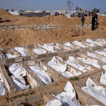 <![CDATA[ Restos mortais de palestinianos não identificados sepultados em vala comum no centro de Gaza ]]>