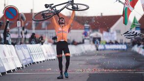 Mathieu van der Poel sagra-se campeão mundial de ciclocrosse pela oitava vez.
