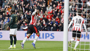St. Juste (à esquerda, de costas) teve estreia para esquecer pelo Feyenoord