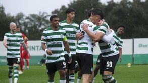 Jogadores do Sporting B festejam o golo de Tanlongo