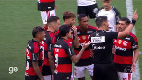 Árbitro do Flamengo-Corinthians foi ao VAR antes do início da 2.ª parte para expulsar jogador por lance... na 1.ª