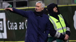 José Mourinho reage no banco de suplentes do Benfica