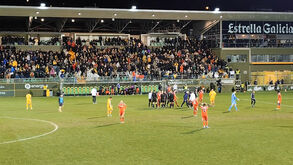 Otamendi e outros jogadores do Benfica questionaram Luís Godinho após jogo em Tondela: Mourinho teve de afastá-los