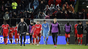 Jogadores do Benfica reagem após o empate em Tondela