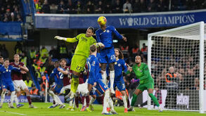 Aréola e Trevoh Chalobah disputam a bola 